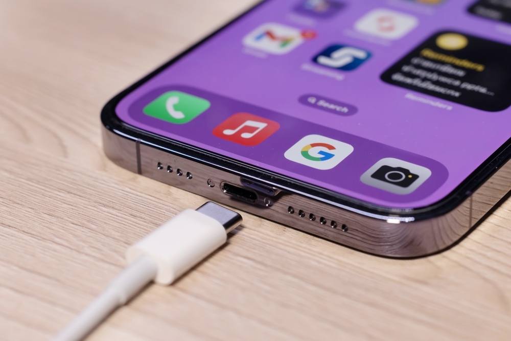 Какой мощностью заряжать айфон. Iphone 15 usb c. быстрая зарядка iphone 15. iphone 15. как сниипли рекопму айфон.